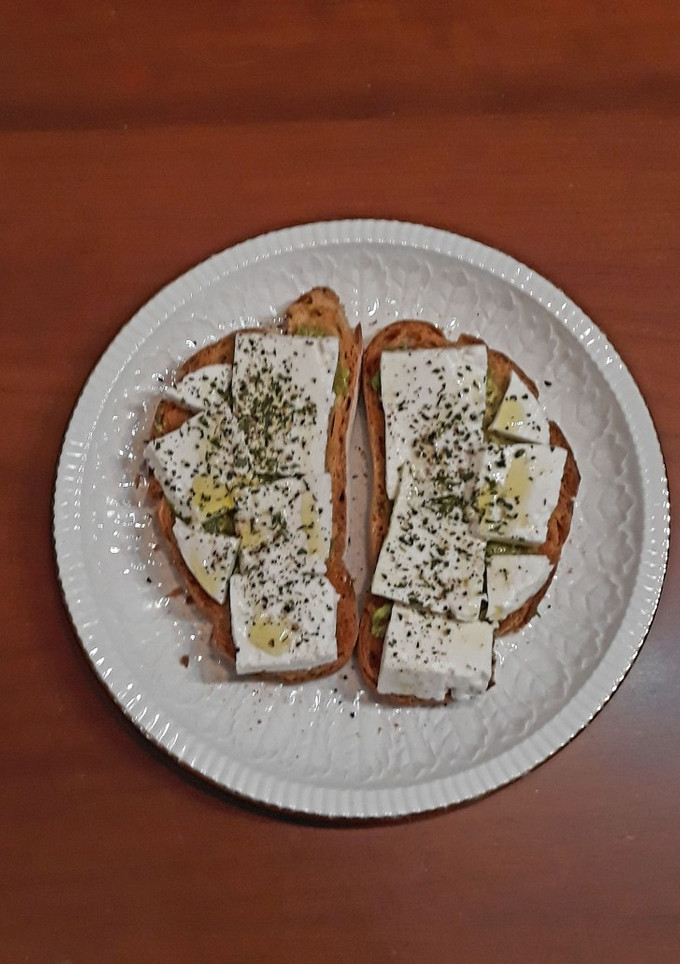 Una foto de Tostadas con aguacate, queso fresco al ajo y perejil