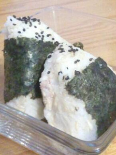 Una foto de Onigiris con arroz integral