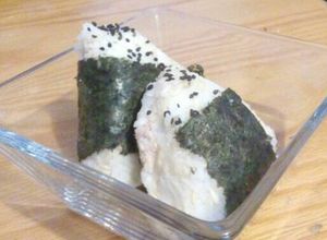 Una foto de Onigiris con arroz integral