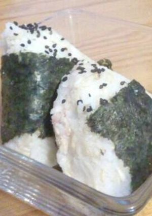 Una foto de Onigiris con arroz integral