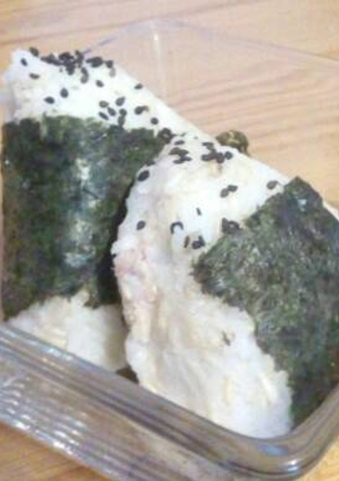 Una foto de Onigiris con arroz integral