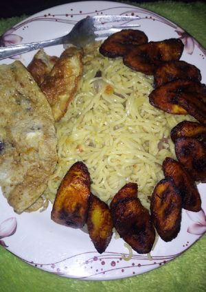 A picture of Indomie and plantain.