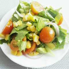 Una foto de Ensalada con Aguacate y Maíz