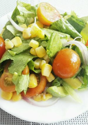 Una foto de Ensalada con Aguacate y Maíz