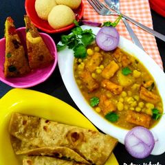A picture of Matar Paneer.