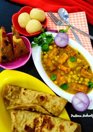 A picture of Matar Paneer.