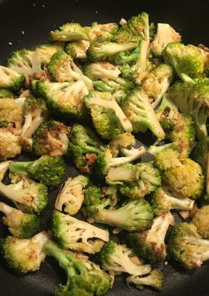 Foto principal de Brócoli salteado con ajo y sésamo