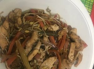 Una foto de Salteado de verduras y pollo al estilo chino 🇯🇵