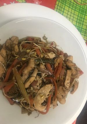 Una foto de Salteado de verduras y pollo al estilo chino 🇯🇵