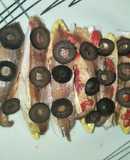 Hojas de endibias, con pimiento, atún y anchoa