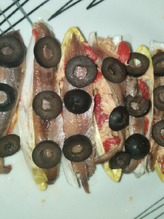 Una foto de Hojas de endibias, con pimiento, atún y anchoa