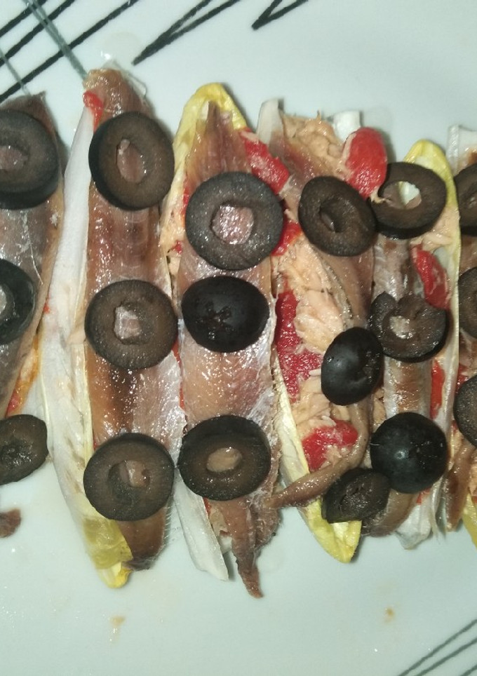 Una foto de Hojas de endibias, con pimiento, atún y anchoa