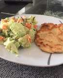 Pollo apanado y ensalada