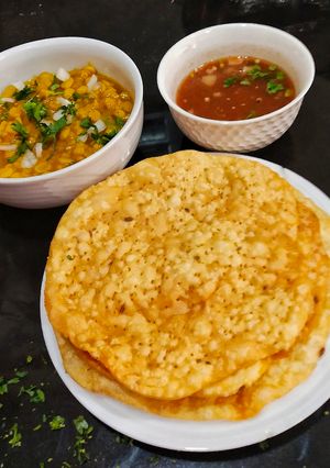 A picture of Dal Pakwan.