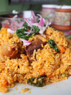 Una foto de Arroz con chancho y ensalada de cebolla 🍴🍖