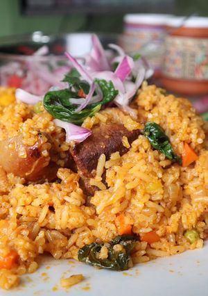 Una foto de Arroz con chancho y ensalada de cebolla 🍴🍖