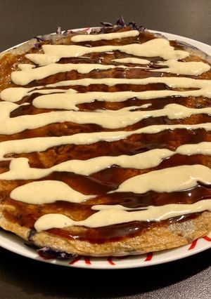 Une photo de Okonomiyaki au chou rouge