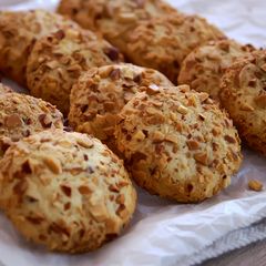 A picture of Easy! Crunchy Almond Cookies.