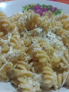 Una foto de Pasta a la crema con orégano y 3 quesos