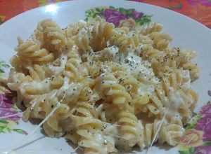 Una foto de Pasta a la crema con orégano y 3 quesos
