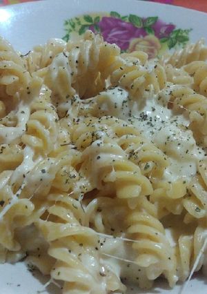 Una foto de Pasta a la crema con orégano y 3 quesos