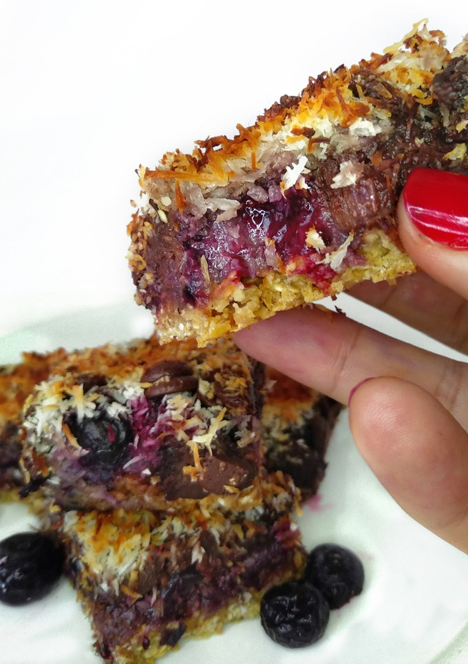 Una foto de Barritas de arándanos, coco y chocolate {receta vegana, paleo y sin azúcar refinada}