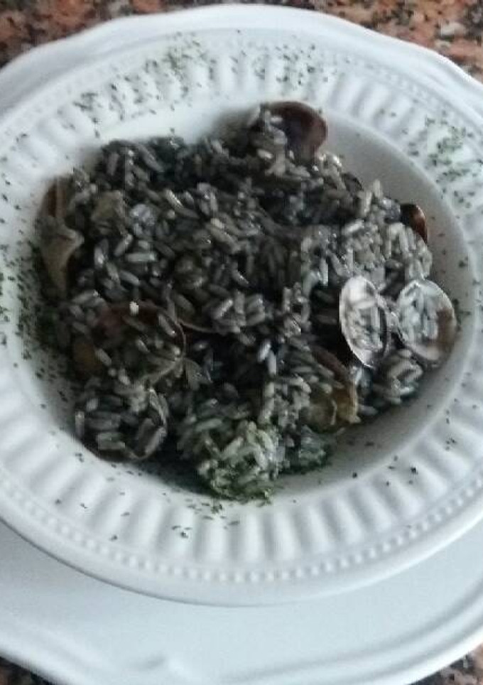 Una foto de Arroz negro con almejas
