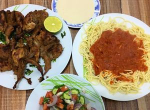 صورة لوصفة سمان مشوى مع مكرونة بالصلصة