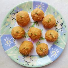 A picture of Besan ke laddoo.