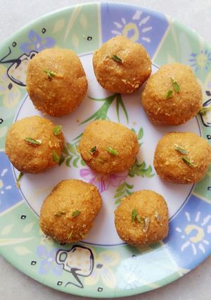 A picture of Besan ke laddoo.
