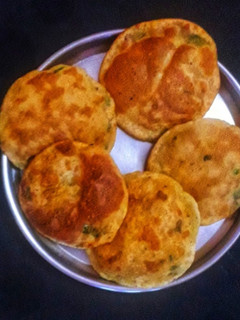 आलू सूजी की पूरी (Aloo suji ki puri recipe in Hindi) रेसिपी मुख्य फोटो
