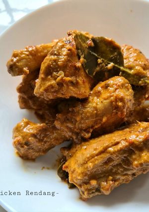 A picture of Chicken Rendang.