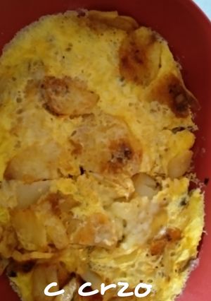 Una foto de Patatas con queso y huevos