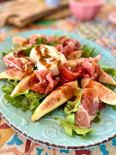 Una foto de Ensalada de brevas, burrata y jamón ibérico