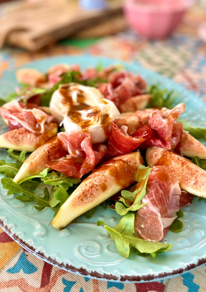 Una foto de Ensalada de brevas, burrata y jamón ibérico