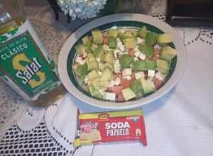 Una foto de Ensalada de tomate, aguacate y queso