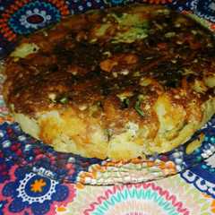 Una foto de Tortilla de papas, morrón y arvejas