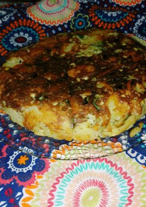Una foto de Tortilla de papas, morrón y arvejas