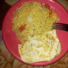 A picture of Indomie + egg.