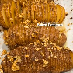 A picture of Crispy Garlic Butter Baked Potatoes.