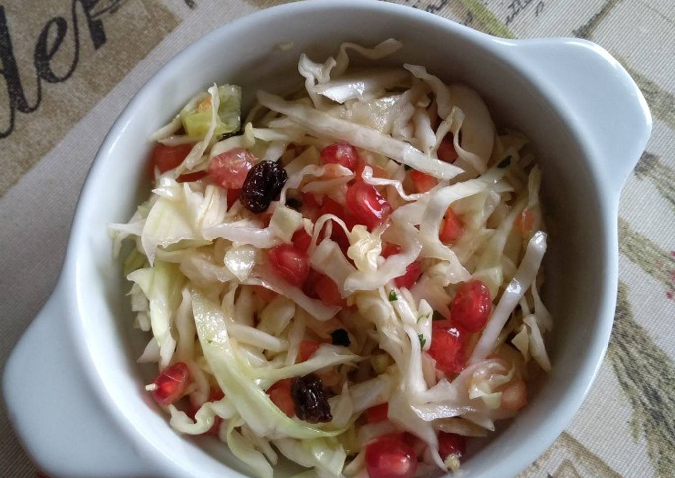 Ensalada de repollo con granada y pasas