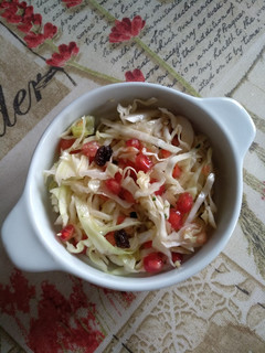 Una foto de Ensalada de repollo con granada y pasas