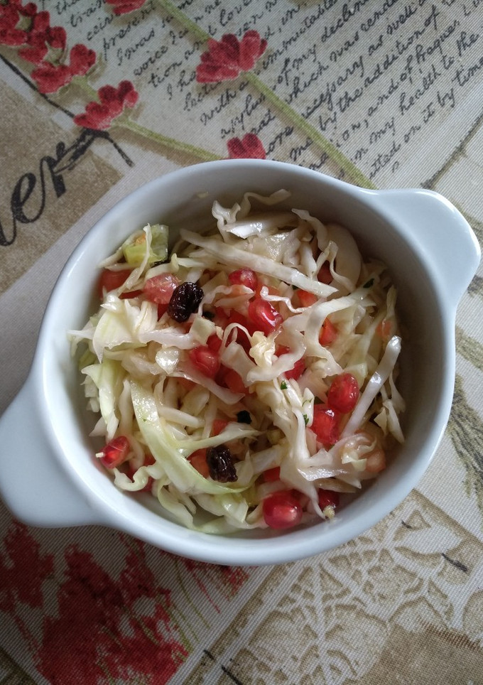Una foto de Ensalada de repollo con granada y pasas