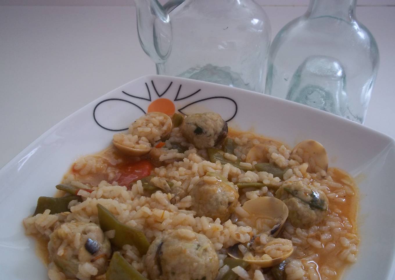 Arroz meloso del mar con albóndigas de boquerones