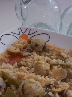 Una foto de Arroz meloso del mar con albóndigas de boquerones