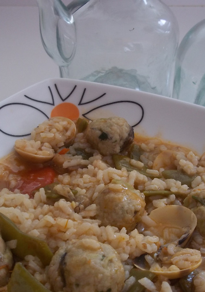 Una foto de Arroz meloso del mar con albóndigas de boquerones
