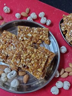 ડ્રાયફ્રુટ ચીક્કી (Dryfruit Chikki Recipe In Gujarati) રેસીપી મુખ્ય ફોટો