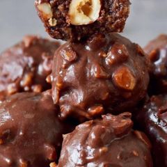 A picture of Ferrero Rocher.