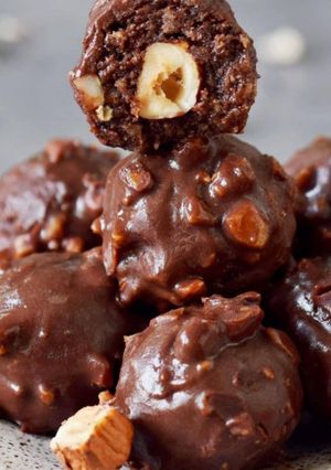 A picture of Ferrero Rocher.