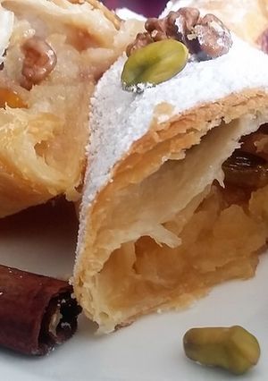 Une photo de Strüdel aux pommes, noix et pistaches